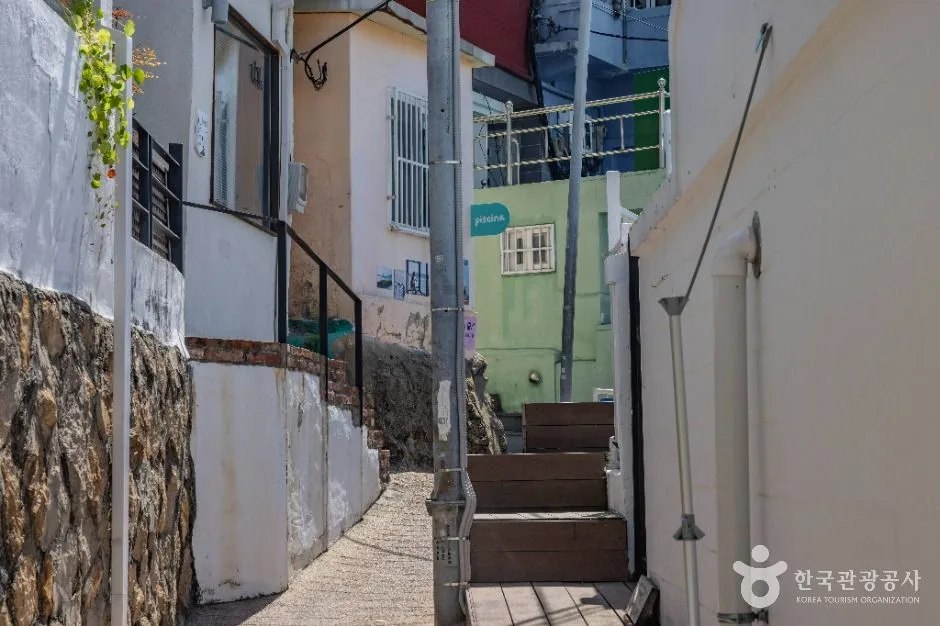 A lane through Huinnyeoul Culture Village
