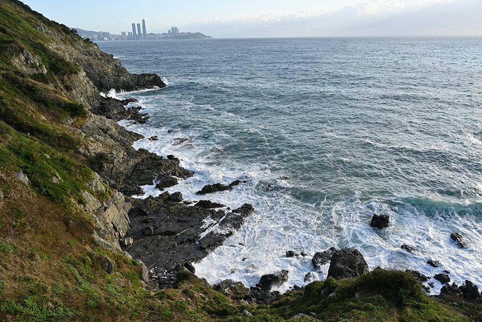 Walking area overlooking Oryukdo