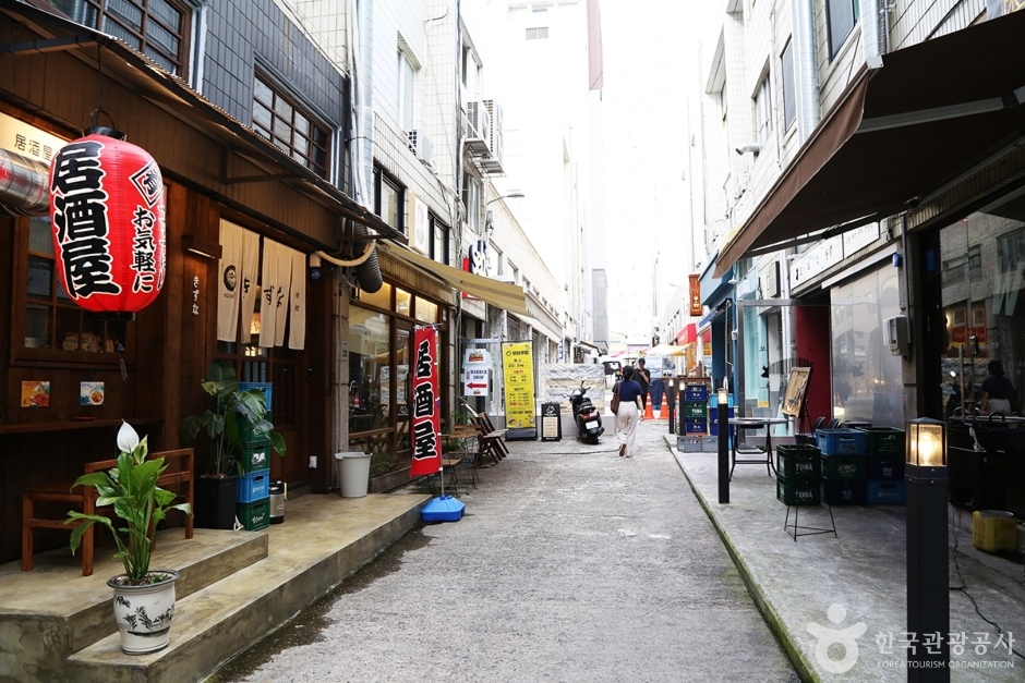 Small businesses in reused Jeonpo buildings
