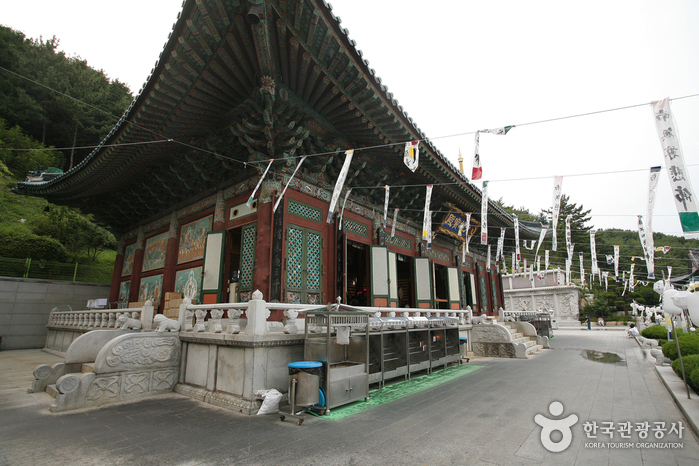 Buildings and grounds at Samgwangsa Temple